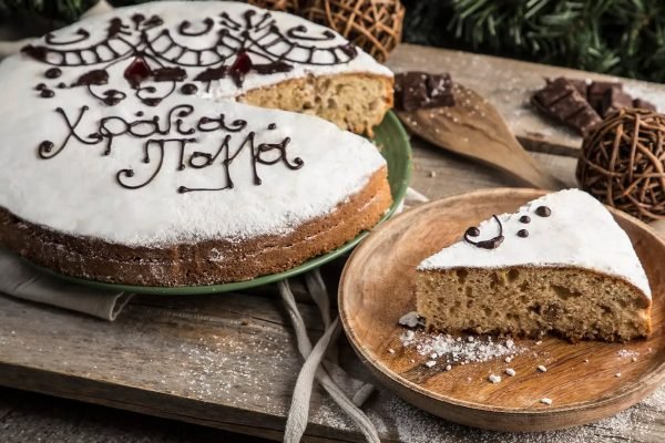 Οι Κρήτες του Π.Φαλήρου κόβουν την Αγιοβασιλόπιτα