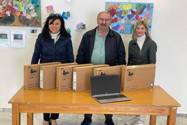Η Νεολαία της Παγκρητικής Ένωσης Αμερικής δώρισε 6 φορητούς υπολογιστές στη Νεολαία της Κρήτης